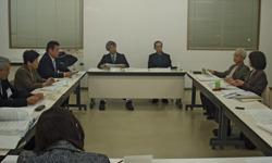 会議室で市民と議員が集まり議論をしている写真
