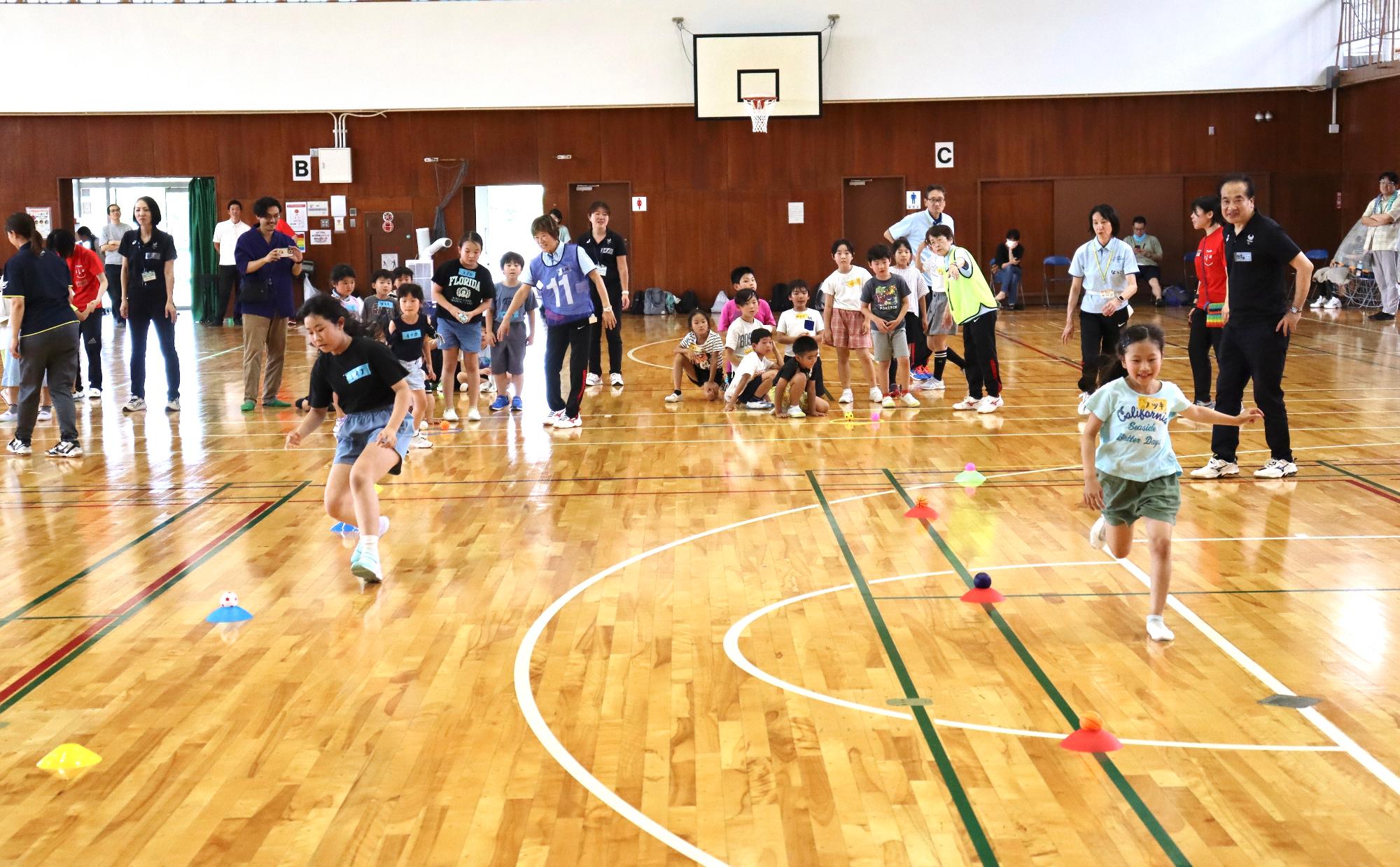 まぜこぜ運動会宅配便ゲームの様子