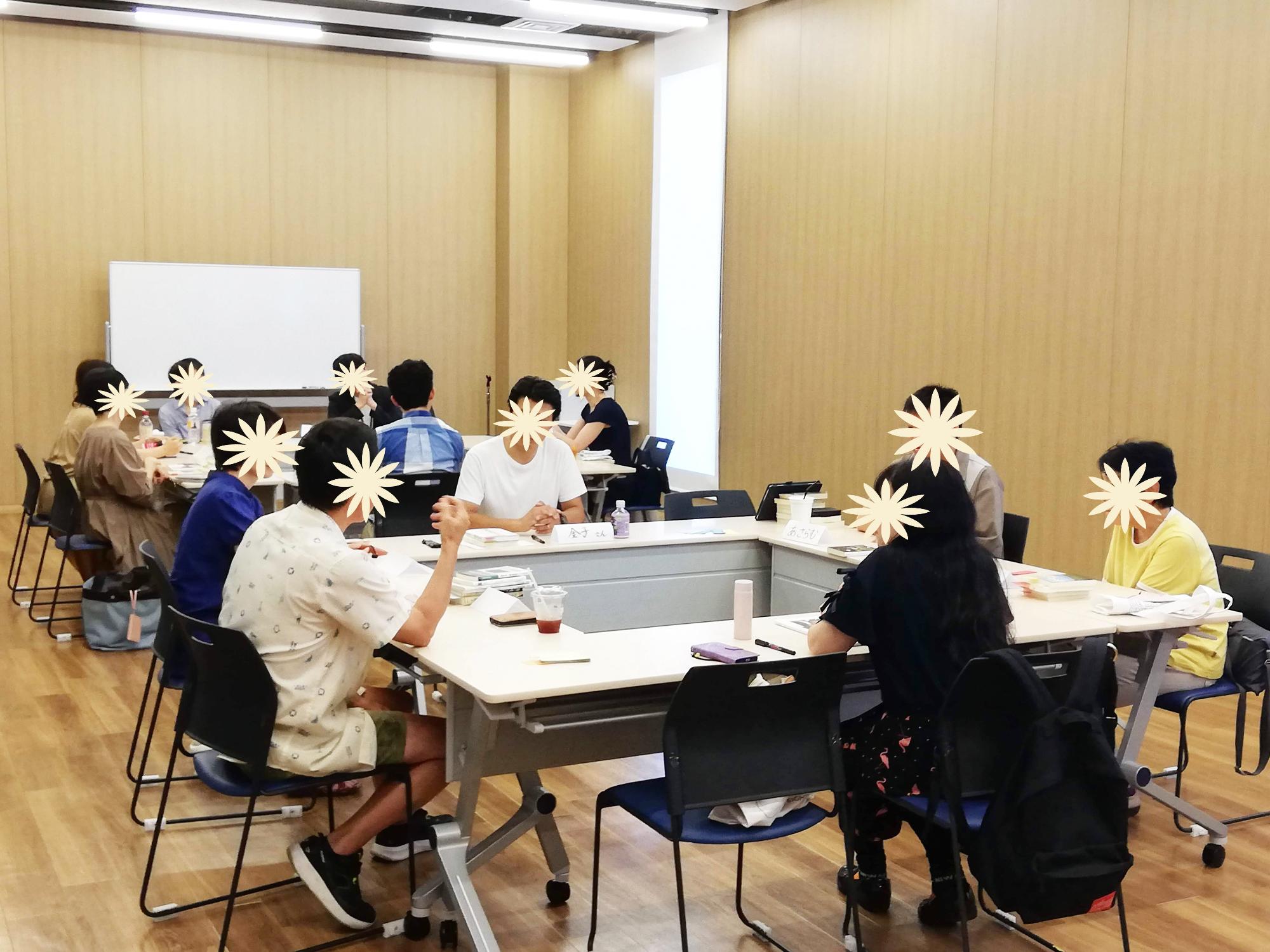 第一回の様子…本を起点に会話が尽きません。