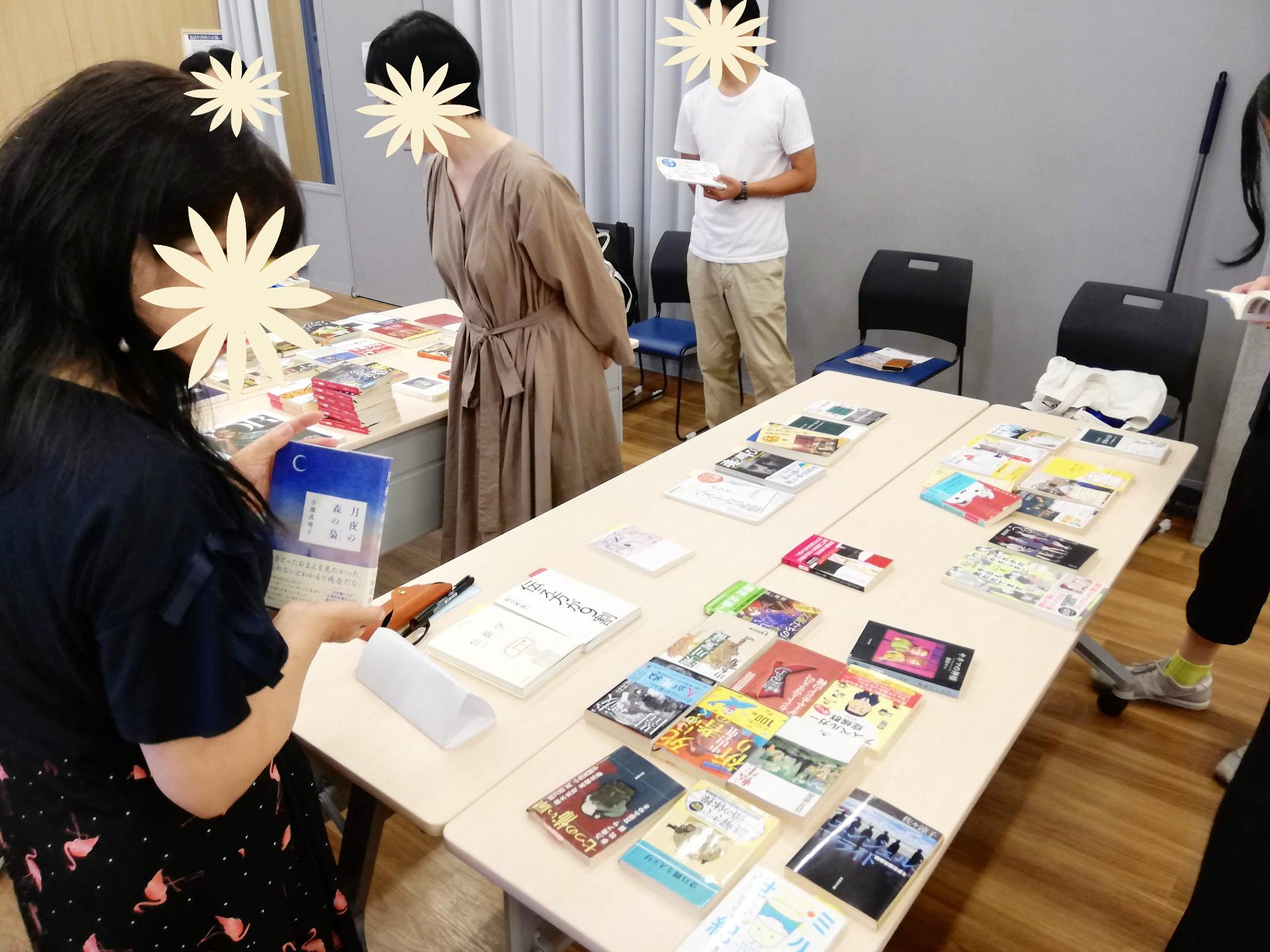 第一回の様子…当日登場する本のほかにも本があるので、本の種類がさらに豊かになります。