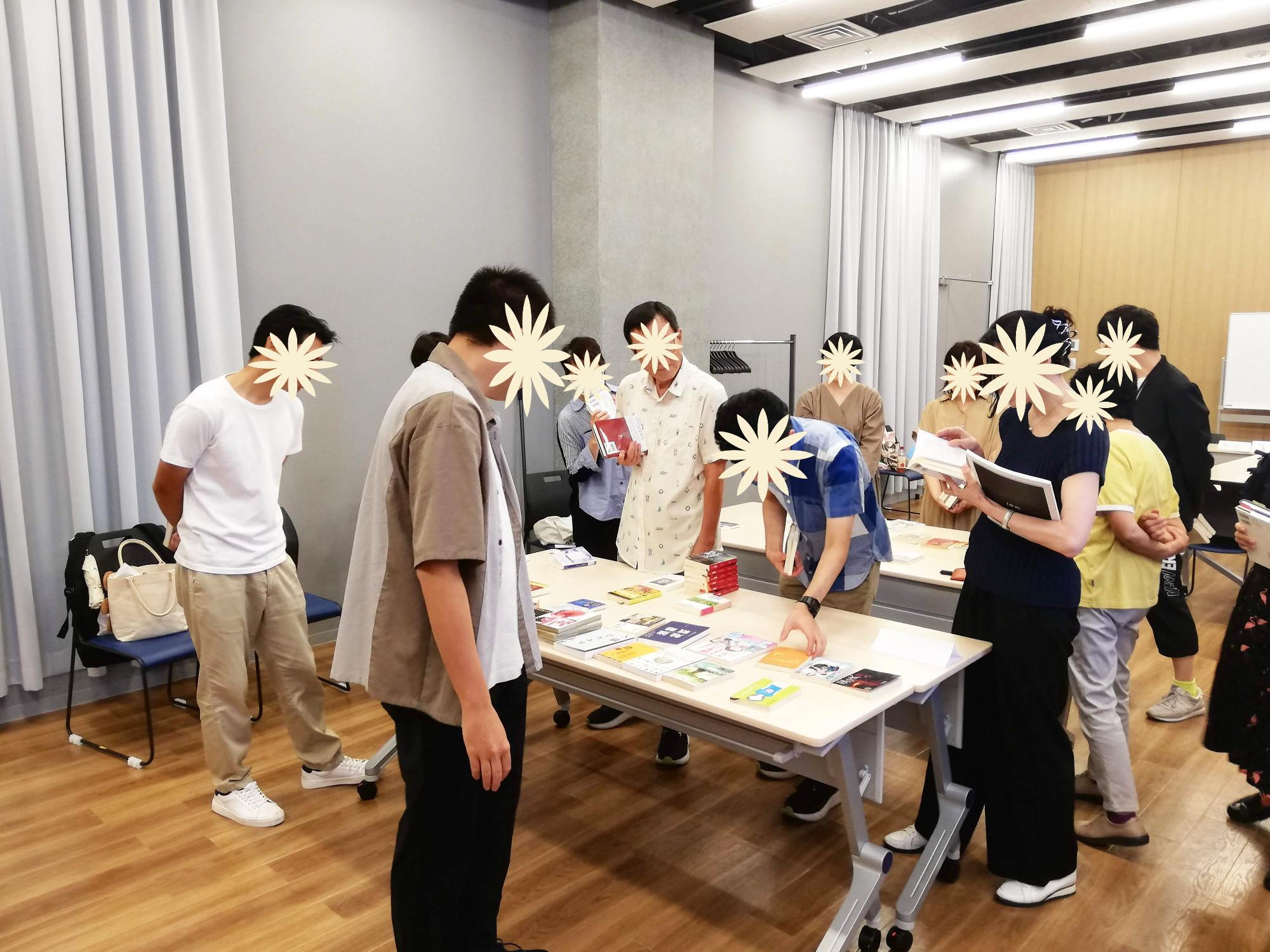 第一回の様子…お互いの本の紹介が終わり、持ち帰る本を選んでいます。