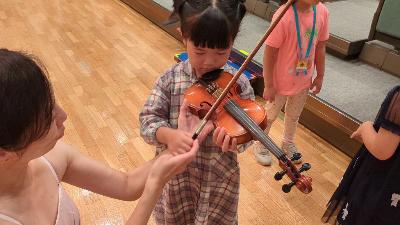 公演後の楽器体験の様子