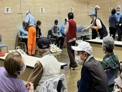 ワナゲ大会でボードに向かって投げている2