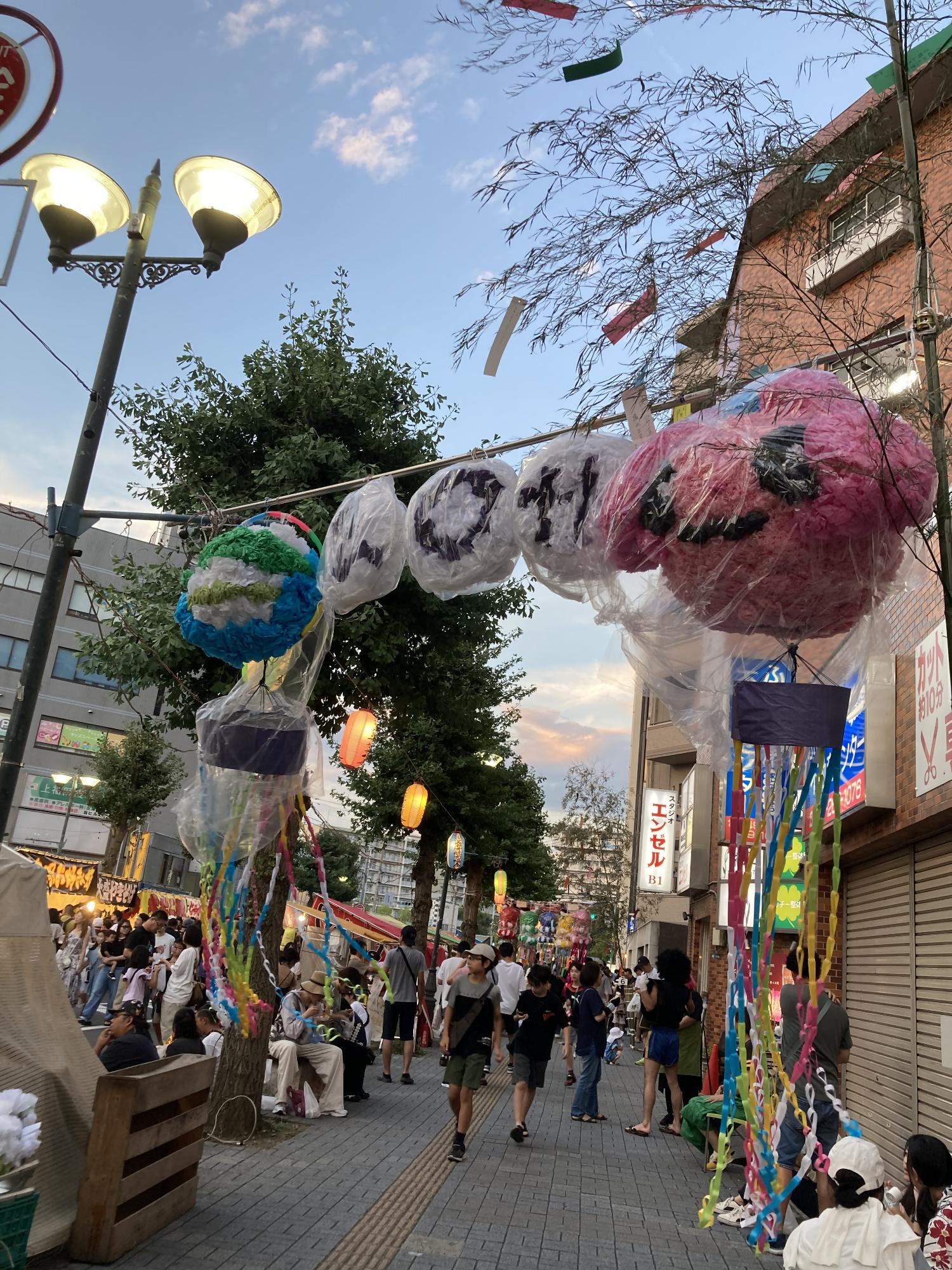 上福岡七夕まつりで20の飾りがついている竹飾り