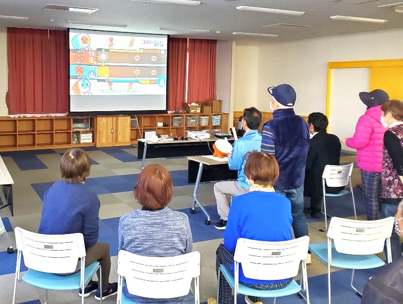 eスポーツの体験会で太鼓の達人のゲームをしている様子