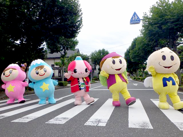 ふじみん手をあげて横断中