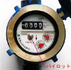水道メーターのパイロットを指した写真
