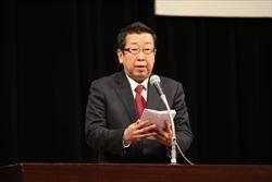 講壇で市長が式辞用紙を手に持って話をしている写真