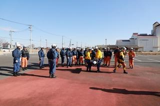 2名が救護訓練で人を運んでおり周りに防災航空隊の皆様が集まっている写真
