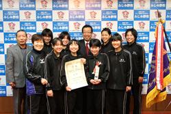 大井クッキーズの皆さんが、トロフィーと賞状を手に持って、市長と笑顔で写っている写真