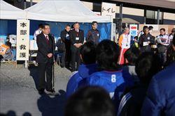 ロードレースの参加者の前で、市長が話をしている写真