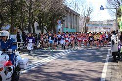 スタートして選手たちが、白バイを先頭に沿道を走っている様子の写真