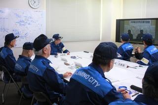 防災訓練で話し合いをしている関係者の人達の写真