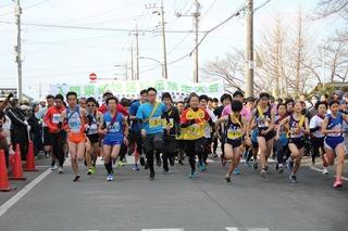 第1区のランナーたちがスタートを切った写真