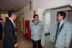 男子トイレの前の廊下で、市長と関係者の男性2名が話をしている写真
