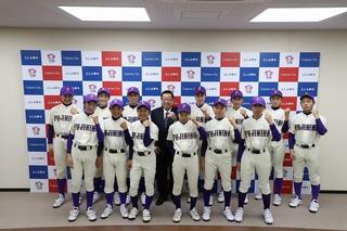 ユニフォーム姿のふじみ野リトルシニアの皆さんがガッツポーズをして市長と集合記念写真