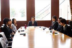 若手職員の皆さんが、少し緊張した雰囲気で市長と同じテーブルに座っているのランチミーティングの様子の写真
