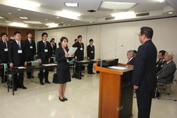 新規採用職員入庁式にて新規採用職員が演題の前で市長に決意を述べている写真