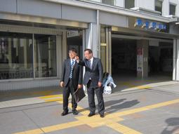 保谷駅を職員と視察する市長の写真