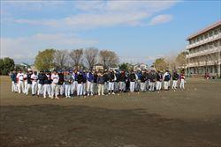 春季ソフトボール大会で、整列する参加選手の写真