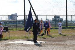春季ソフトボール大会の開会式で、挨拶をする市長の写真