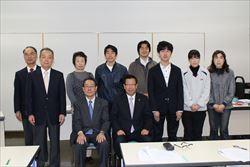 スーツを着た市長や、関係者が並んでいる集合写真