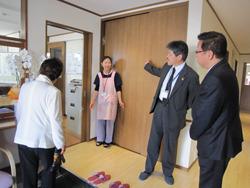 中丸デイサービスセンターで、職員や関係者と話す市長の写真