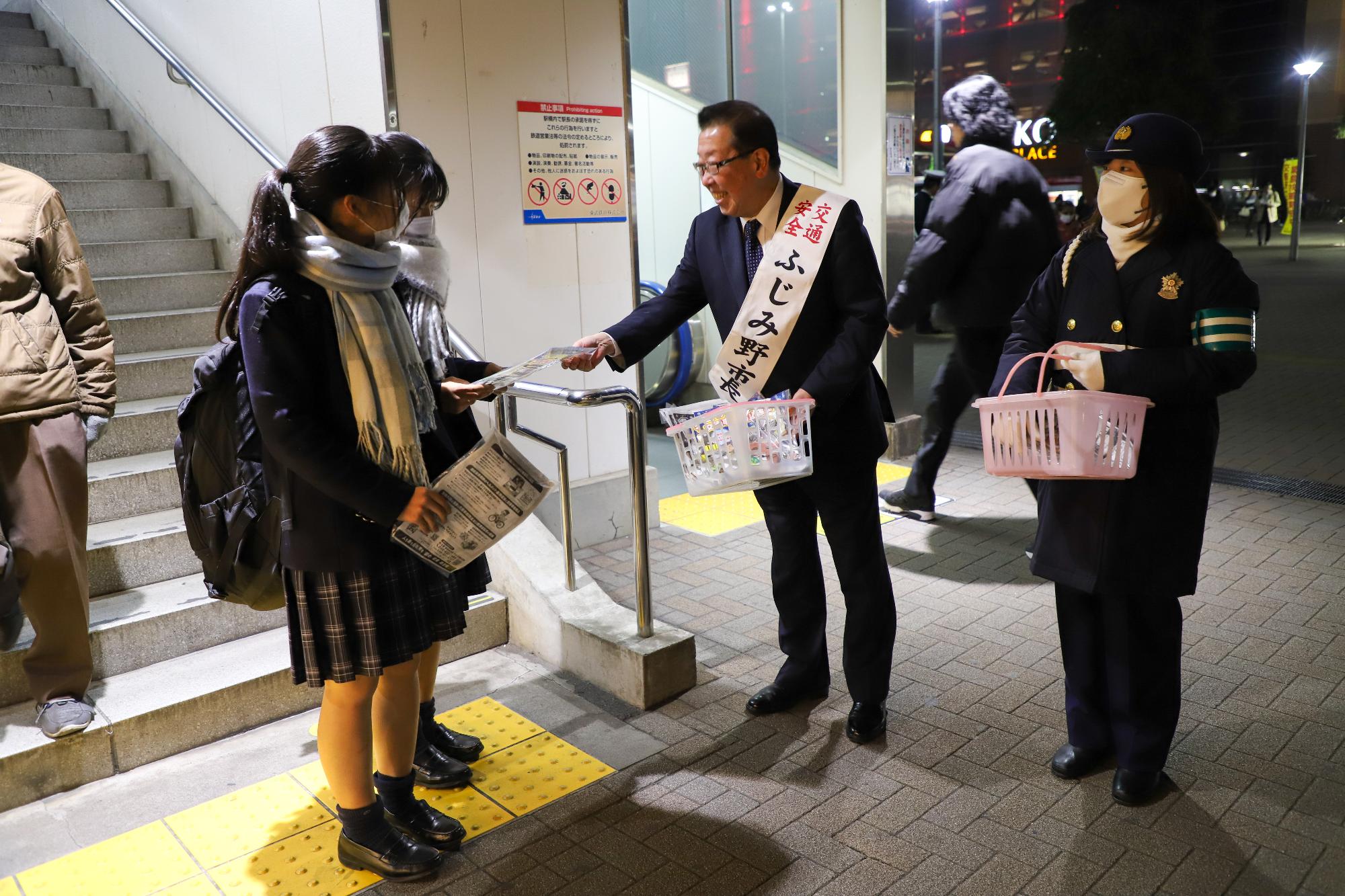 0512012冬の交通事故防止運動街頭活動