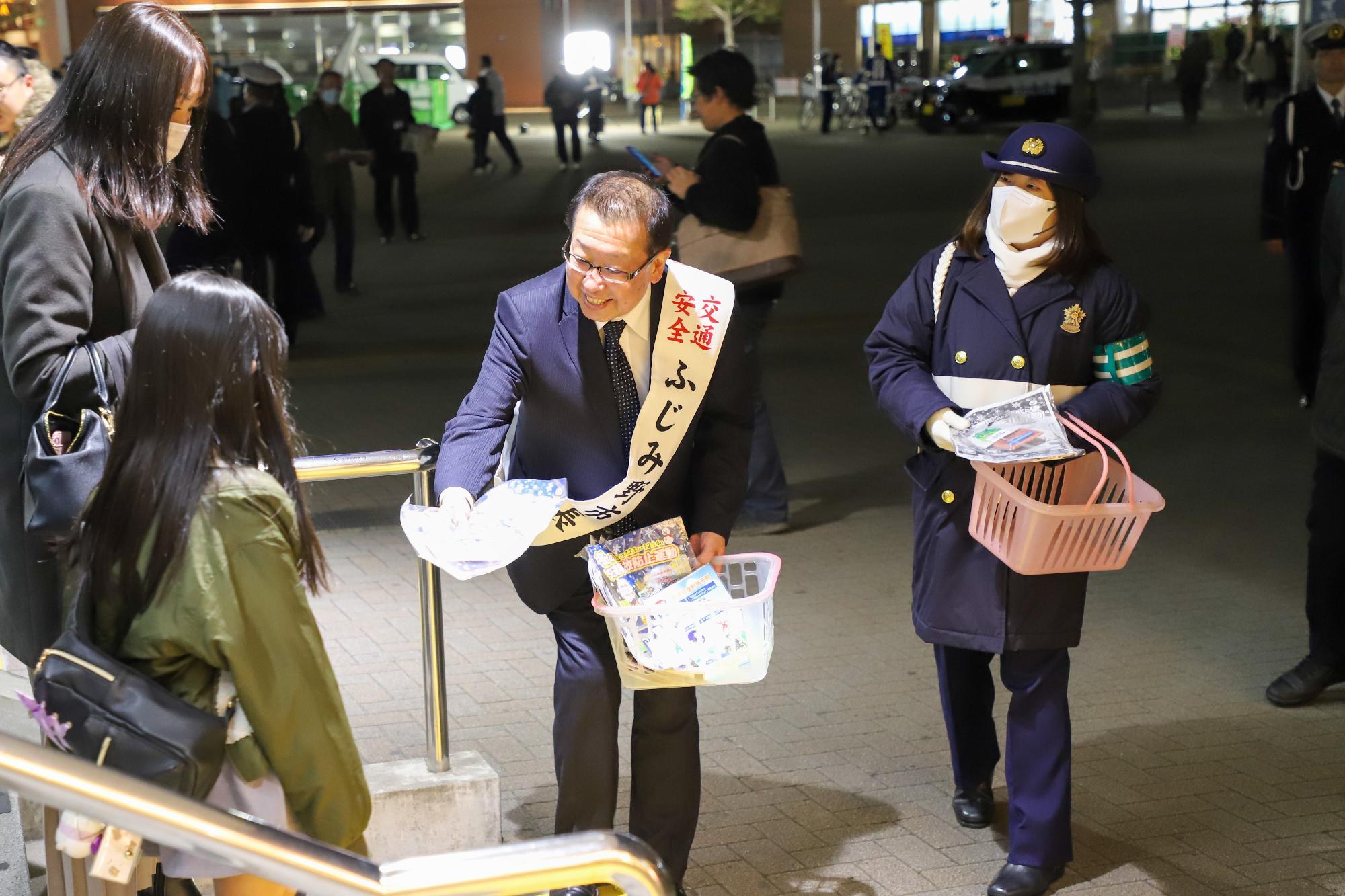 0512013冬の交通事故防止運動街頭活動
