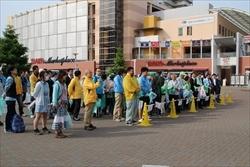 ごみポイ捨て・路上喫煙防止キャンペーンに参加される沢山の方々が黄色いポールの前に整列している写真