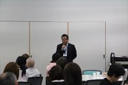 「おあがんなんしょ」の参加者の前で、市長がマイクを持って話しをしている写真