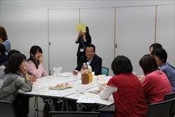 女性が座っているグループに市長が加わり、笑顔で楽しそうに話しをしている様子の写真
