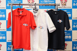 胸ポケットにふじみんの可愛いデザインが描かれている赤、白、黒のシャツがハンガーに掛けられている写真