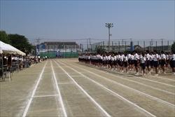 運動場に中学校の生徒の皆さんが整列している様子の写真