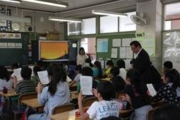 プリントを両手で持っている生徒達を見回っている市長の写真