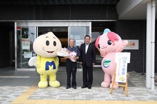 エコパ来場100万人目の方と市長とキャラクター達との記念写真