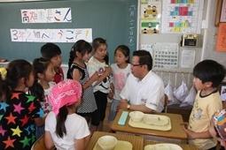 給食を食べ終わった市長の周りに児童達が集まり話をしている写真