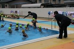 西小学校にてプールの授業を見学する市長の写真