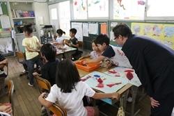 西小学校にてグループごとに分かれて作業する生徒の様子を見学する市長の写真