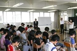 西小学校にて音楽の授業で縦笛を吹く生徒を見学する市長の写真