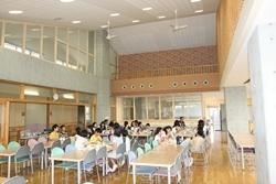東台小学校のランチルームで給食を食べている全体の写真