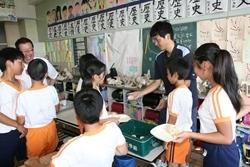 三角小学校にて給食の配膳が行われている写真
