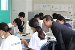 市長が、パソコンを使って学習している生徒と、笑顔で話している写真