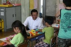 三角小学校にて図工の授業を座って見学する市長の写真