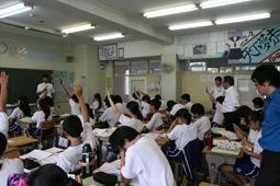 花の木中学校にて生徒が手を挙げている様子を見学する市長の写真