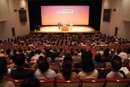 野口 健講演会の舞台と客席の全体が写っている写真