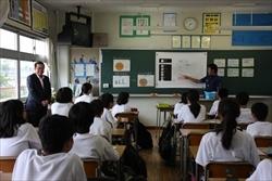 大井中学校で、授業の様子を窓際に立って見ている市長の写真