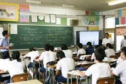 大井西中学校にて英語の授業を見学する市長の写真