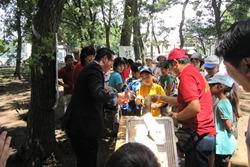 市民憩の森で市長の前に子供たちが集まっている写真
