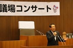 議場コンサートで、演台に立つ市長の写真